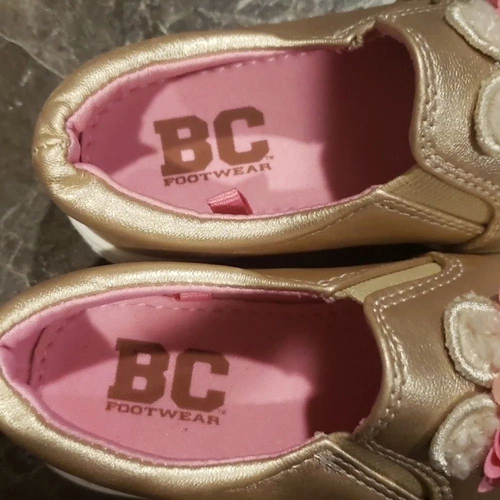 BC‎ footwear, Toddler Girls shoe, size 6, gold with llama/floral design